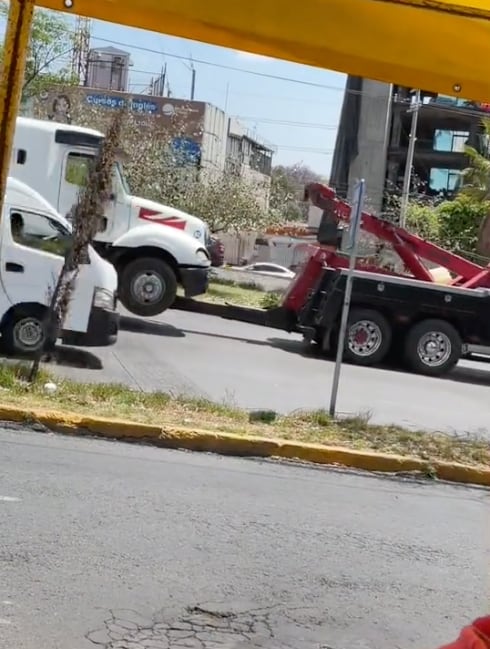 Grúa que arrastra a otra grúa