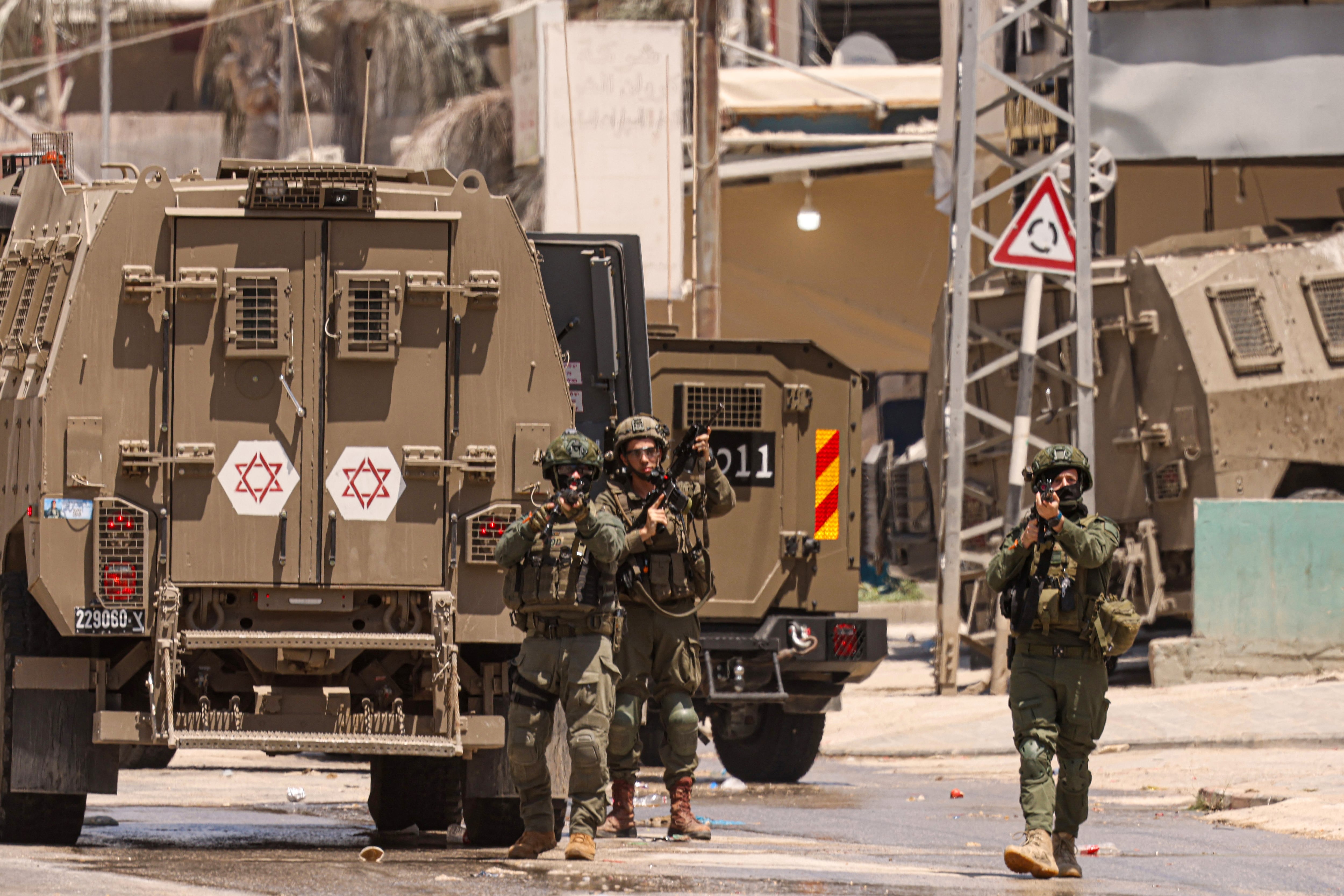 Soldados israelíes en una incursión