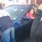 VIDEO: Unen fuerzas para mover a señora que se estacionó a la mitad de la calle