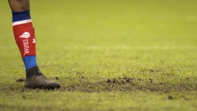 El césped del Estadio Azteca está en pésimas condiciones.