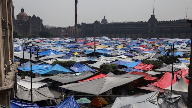 Plantón de maestros de la CNTE permanece en el Zócalo, horas antes del diálogo que lo cambiará todo