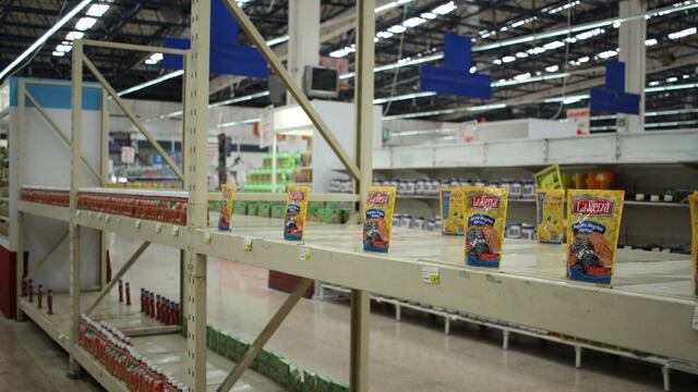 Una sucursal de superISSSTE con sus anaqueles semivacíos.