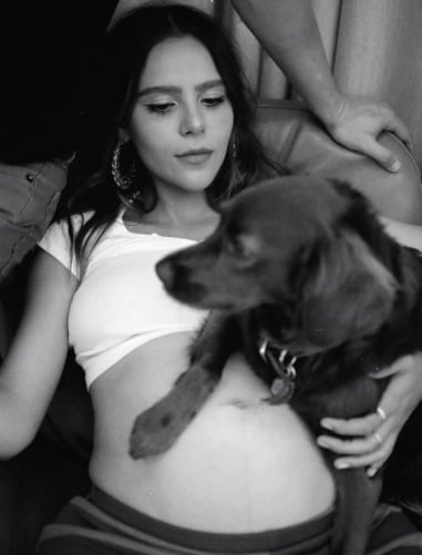 Yuya embarazada y su perrita Majo.