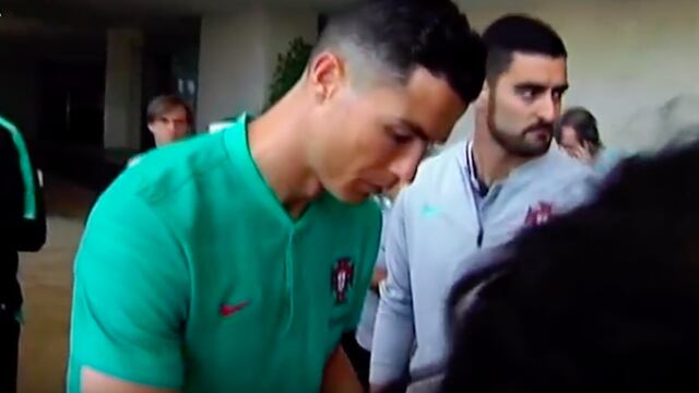 Cristiano firmó una camiseta del Real Madrid