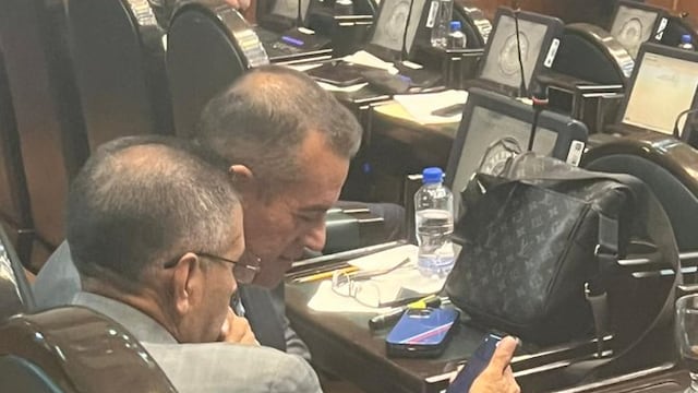 ¿Pobreza franciscana? Cachan a diputado de Morena con bolso Louis Vuitton en sesión del Congreso