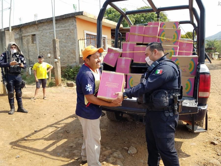 Los policías en otra faceta de servicio.