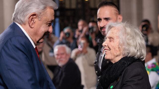 AMLO saluda a Elena Poniatowska en su mañanera