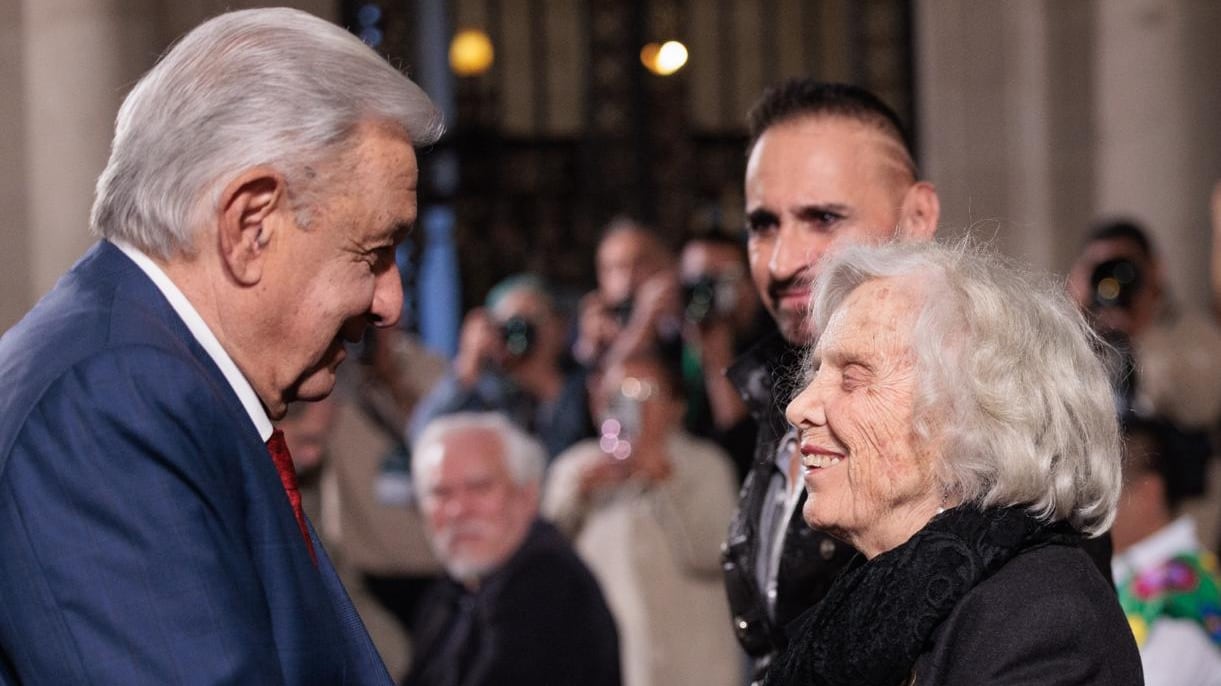 AMLO tiene emotivo abrazo con Elena Poniatowska en la conferencia mañanera