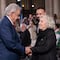 AMLO tiene emotivo abrazo con Elena Poniatowska en la conferencia mañanera