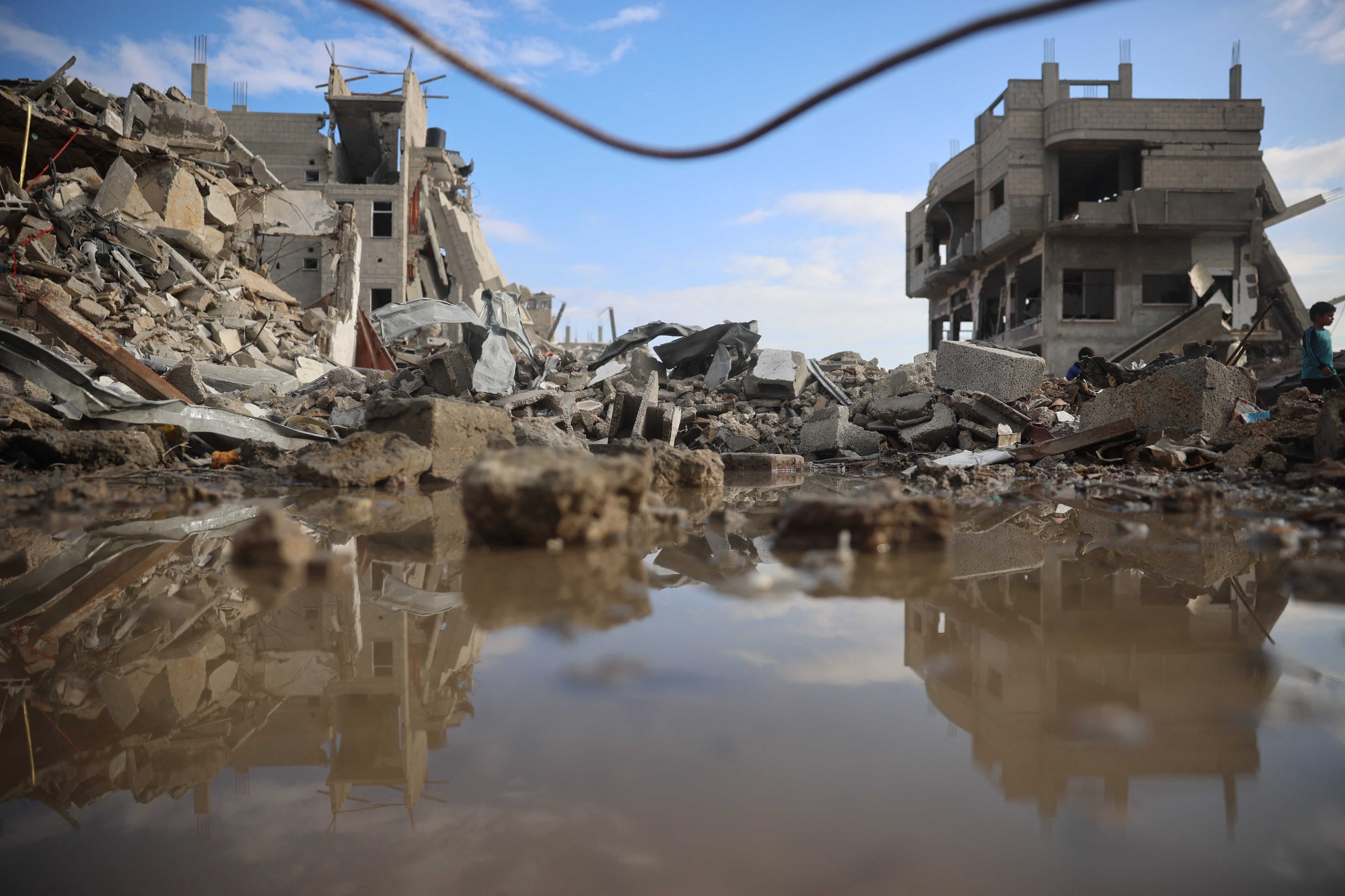 Edificios destruidos en Nuseirat, al centro de Gaza, tras ataque de Israel