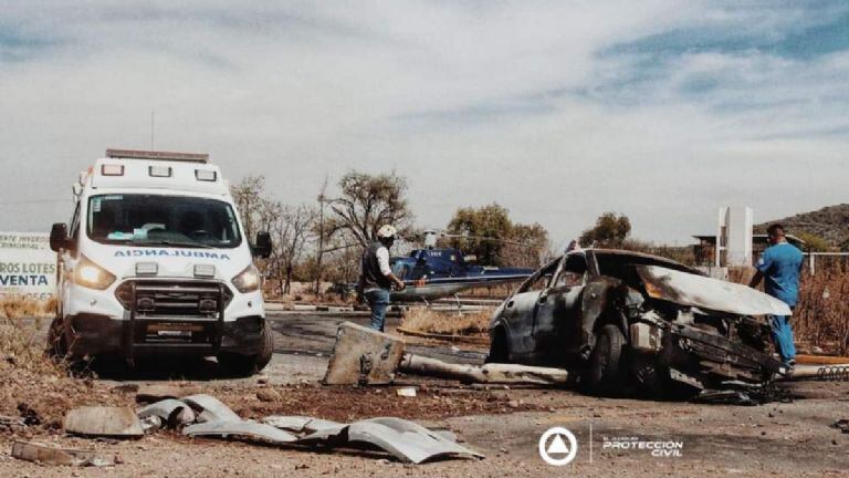 Cuatro estudiantes viajaban en un automóvil a exceso de velocidad y se estamparon contra tres postes de luz