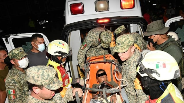 El Ejército Mexicano en Venezuela. Personal del Agrupamiento de Ayuda Humanitaria "Yumare" logró el rescate con vida de un menor de aproximadamente 9 años.