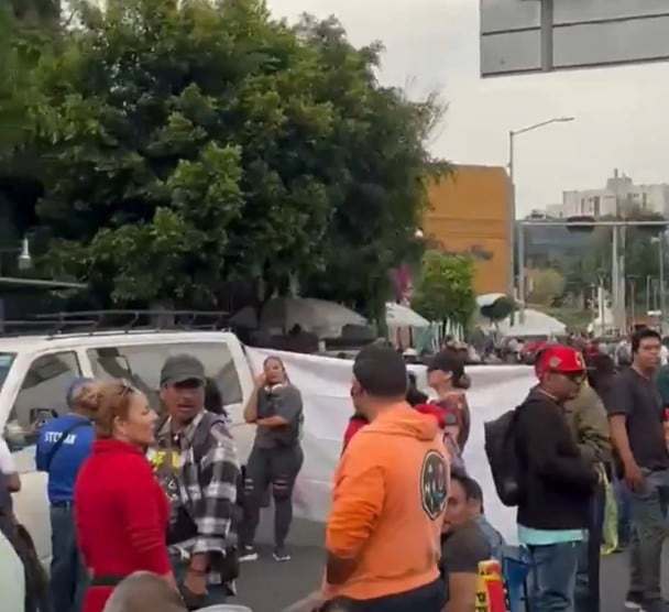 CNTE bloquea la SEP y afecta circulación en Avenida Universidad