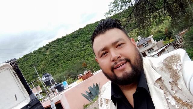 Vocalista de la banda La Sencillita y líder de la banda La Escolta del Viejón Norteño