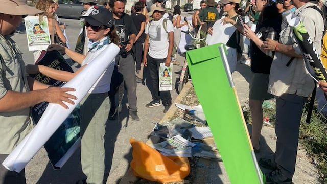 Grupos ambientalistas se manifiestan por inauguración de Tramo 5 del Tren Maya en estación Playa del Carmen