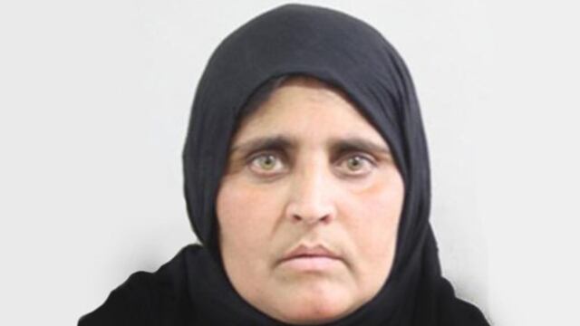 30 años después, la niña afgana de los ojos verdes es perseguida en Pakistán