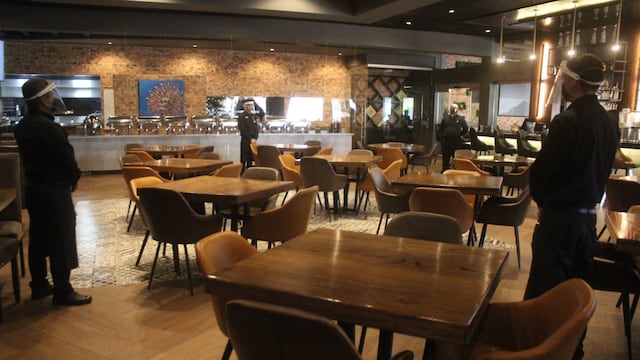 Restaurante ante la nueva normalidad
-Envases para condimentos, salsas y extras deberán ser servidos al momento, y en porciones individuales.
-Los menús deberán estar impresos en material que pueda ser sanitizado antes y después de cada uso.
-Se recomienda no usar de manteles. En caso de usarlo reemplazarlo entre cada cliente, introducirlo en una bolsa y cerrarla evitando sacudirlo, también el lavarse las manos antes y después de retirarlo. El lavado del mantel debe hacerse a temperatura de 60°C en forma mecánica.