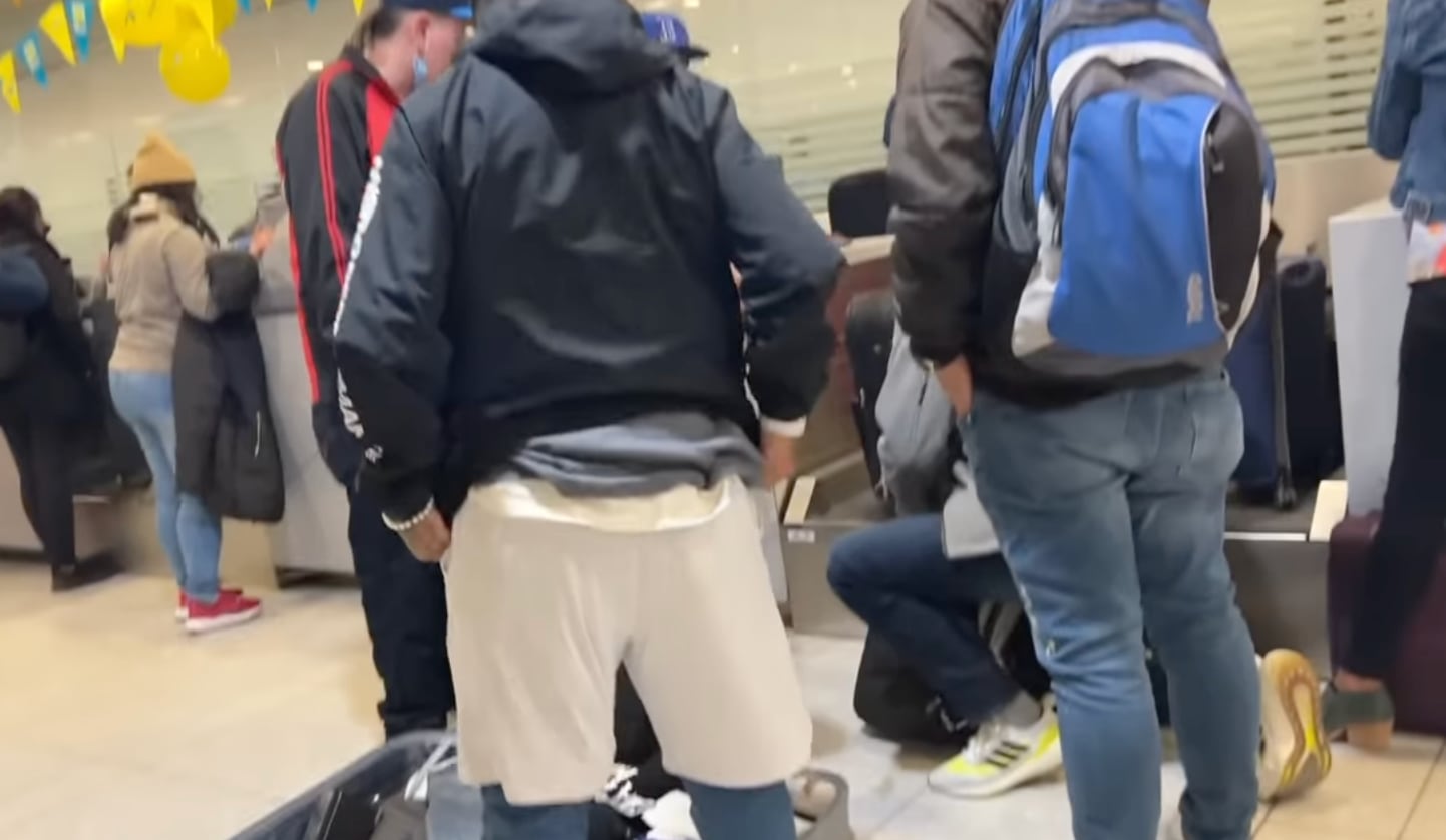 Pasajero con ropa encimada