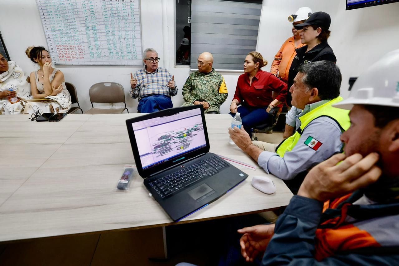 Especialistas trabajan para localizar con vida a cuatro mineros atrapados en mina Santa Fe