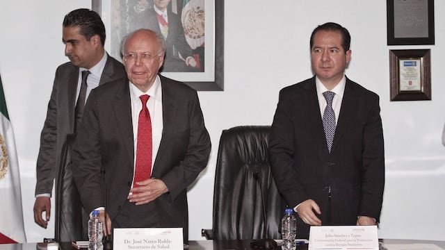 Julio Sánchez y Tepoz (der.) con el titular de la Ssa, José Narro.
