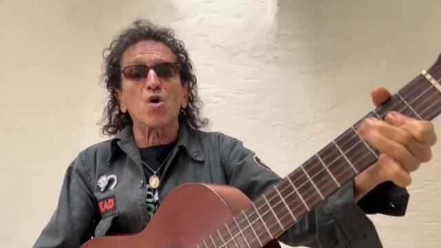 Alex Lora dedica canción a Checo Pérez