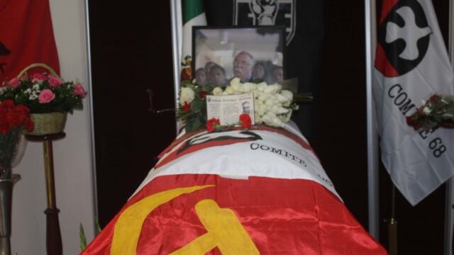 En un velatorio ubicado al sur de la Ciudad de México personalidades, activistas y familiares participan en la ceremonia de despedida del dirigente del Comité 68 Raúl Álvarez Garín. Foto:Alejandro Pacheco/SDPnoticias
