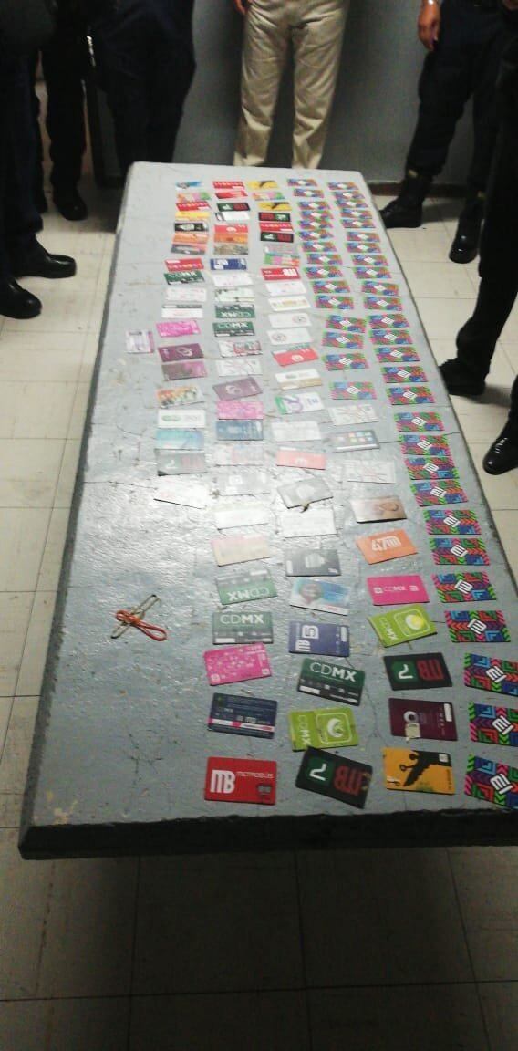 El detenido tenía 120 tarjetas