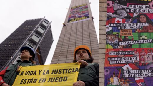 La enorme manta que Greenpeace México desplegó en la Estela de Luz