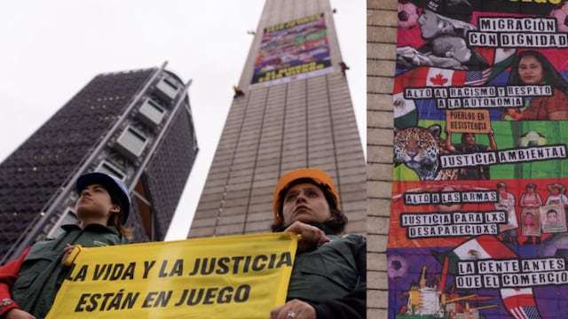 Greenpeace México coloca enorme manta en Estela de Luz