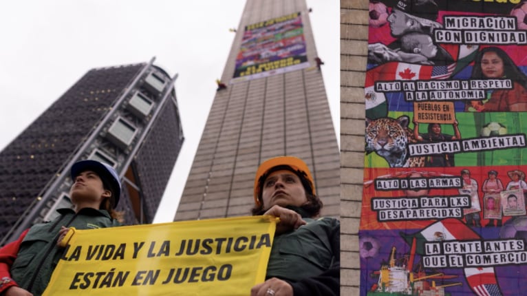 La enorme manta que Greenpeace México desplegó en la Estela de Luz