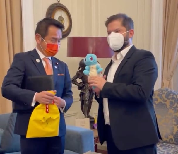Gabriel Boric recibe su pokémon favorito en su toma de posesión