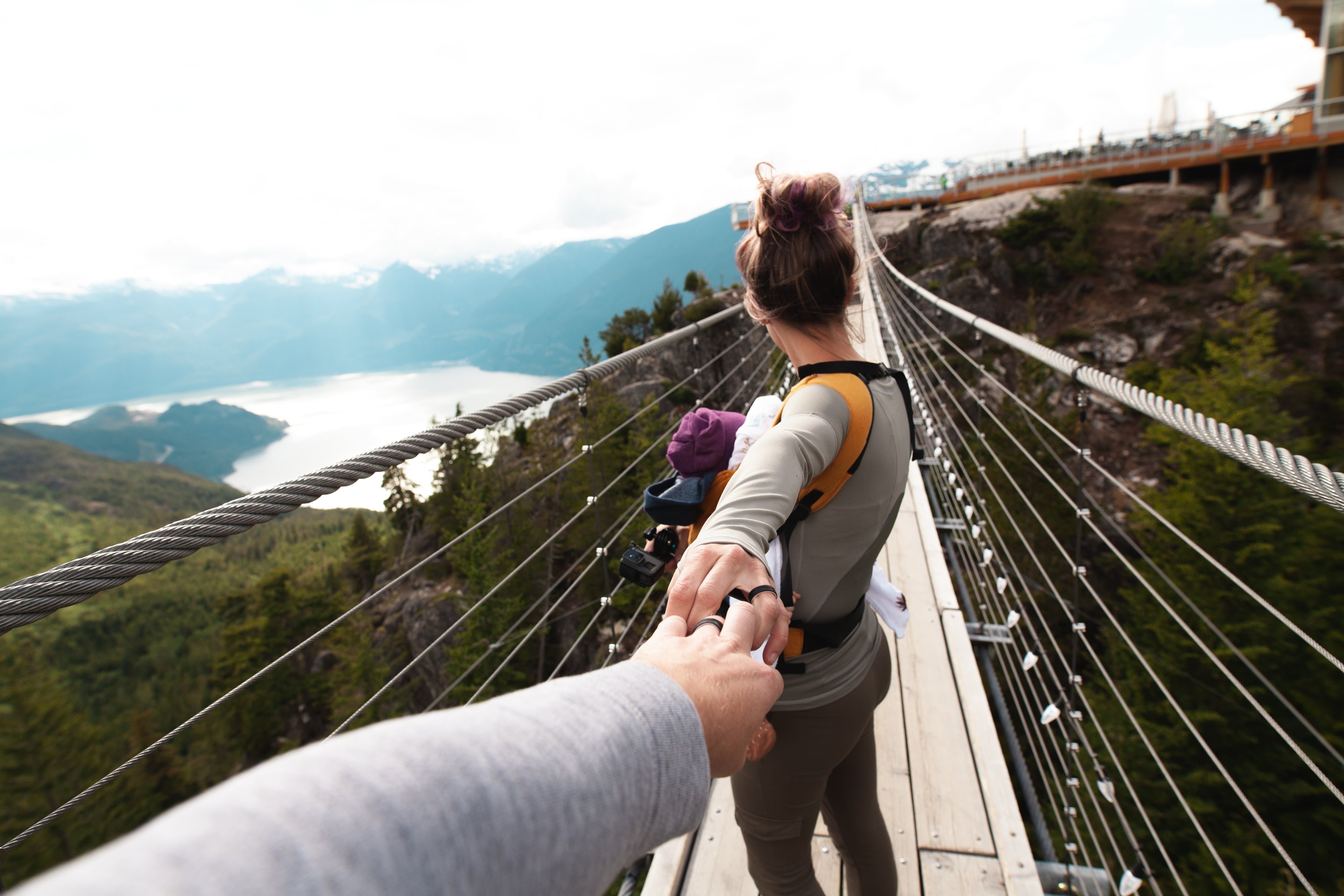 Mujer sujetando la mano de un hombre