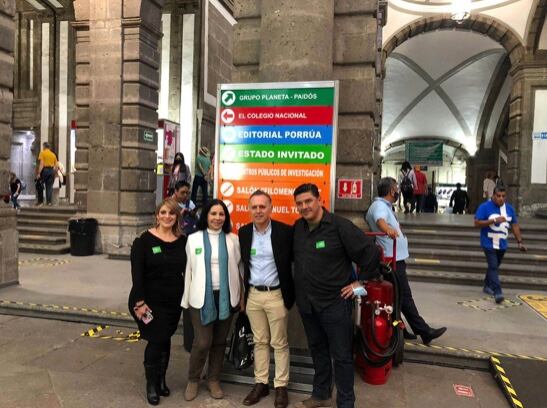 Óscar Manuel Quezada con Karla Hernández, Marianne Toussaint y Héctor Palacio. Feria del Palacio de Minería; 26-02-23.