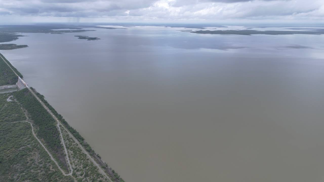 Samuel García sobrevuela presas de Nuevo León