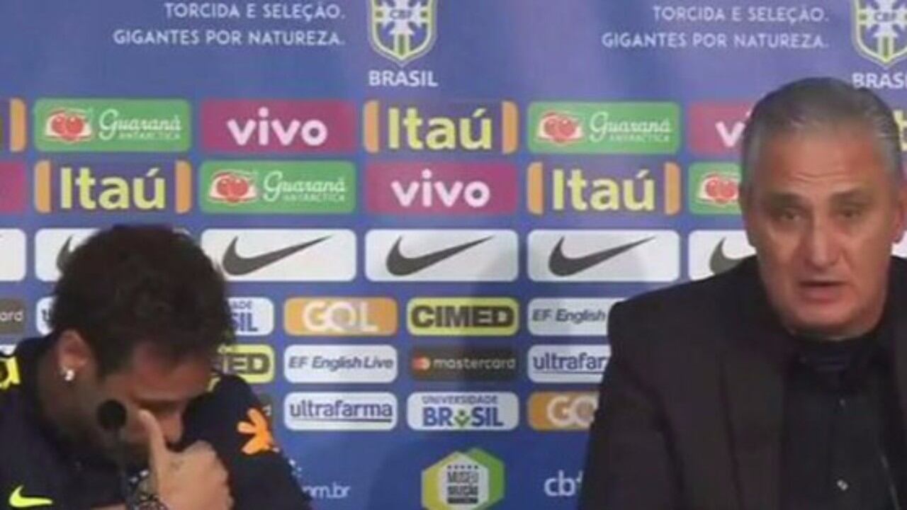 Neymar llora junto a Tite.