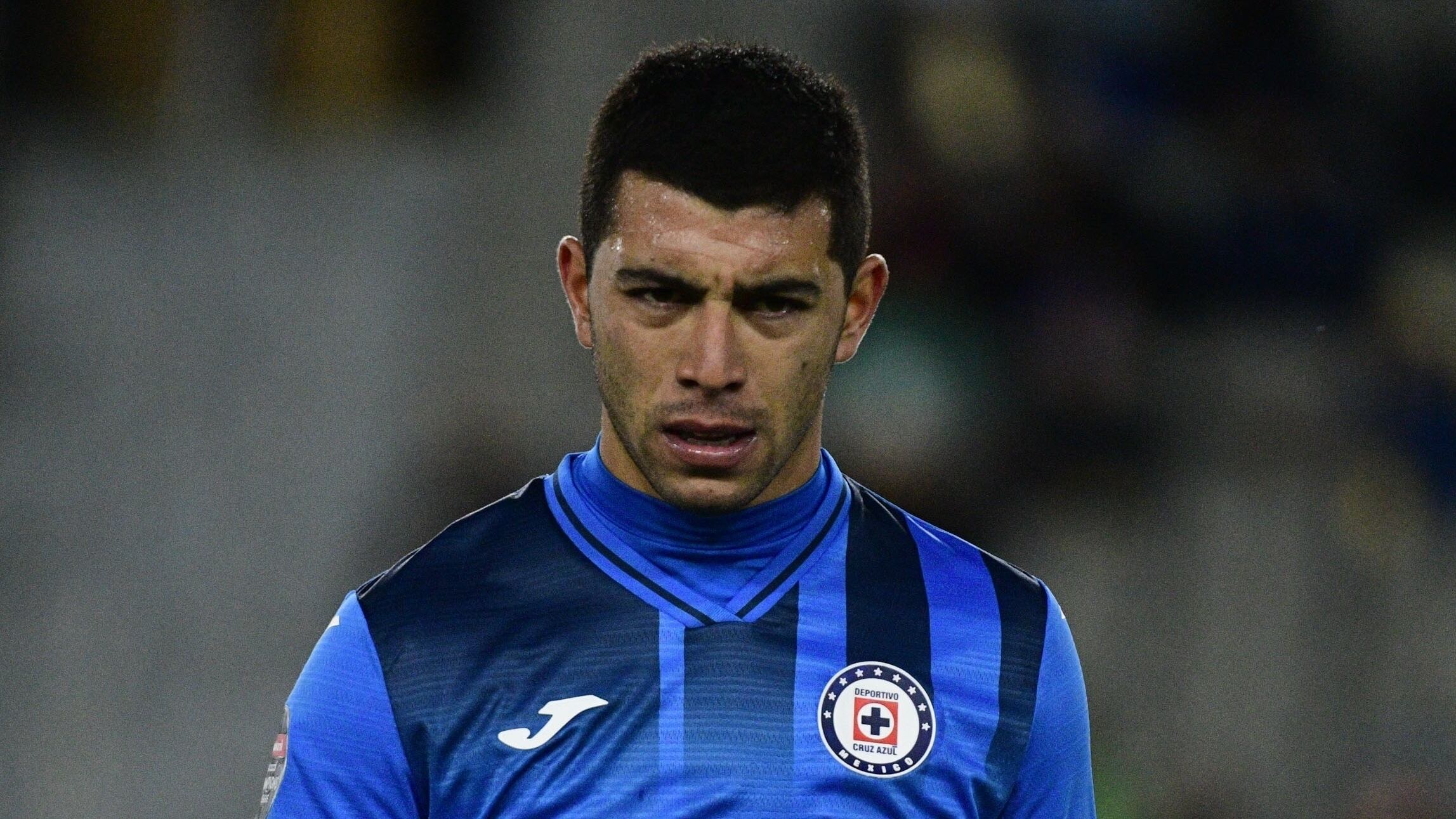 Erik Lira, en un partido con Cruz Azul