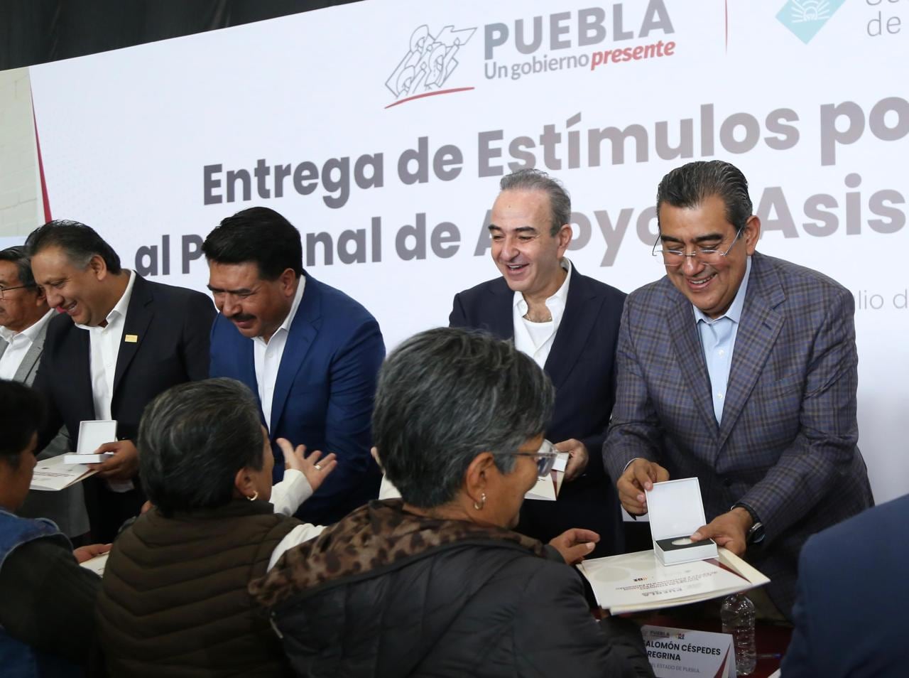 Sergio Salomón entrega reconocimientos al personal de apoyo