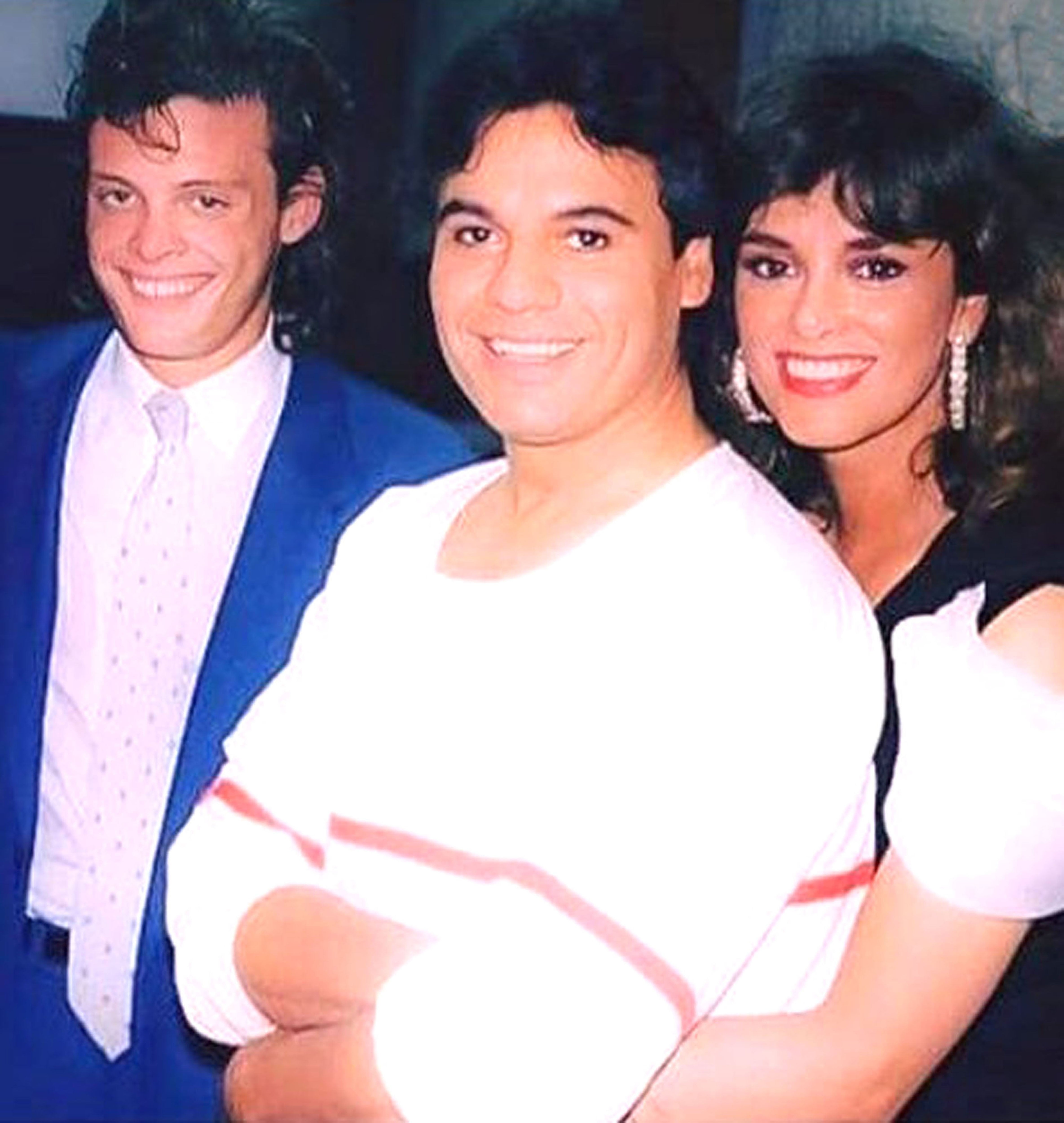 Lucía Méndez y Juan Gabriel con Luis Miguel detrás.