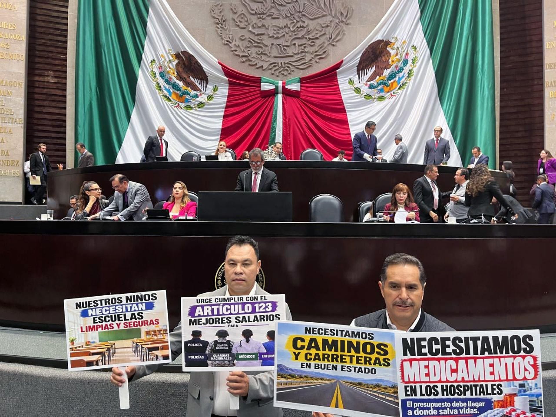 Protestan contra Édgar Amador durante comparecencia en San Lázaro