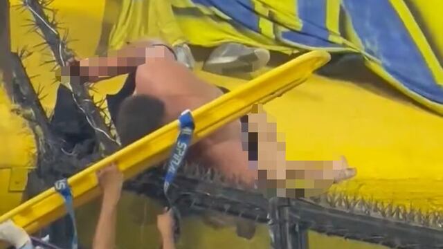 Aficionado Boca Juniors queda semidesnudo tras quedar atrapado en el alambrado de La Bombonera.
