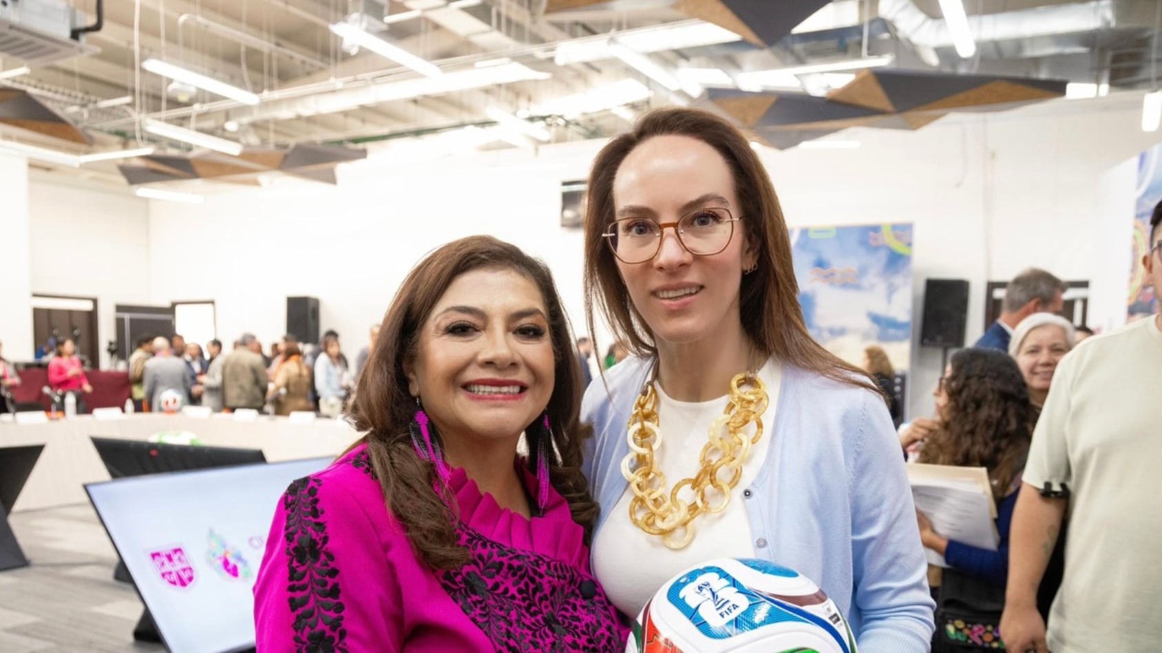 Gabriela Cuevas impulsa 500 canchas de fútbol y murales en CDMX rumbo al Mundial 2026