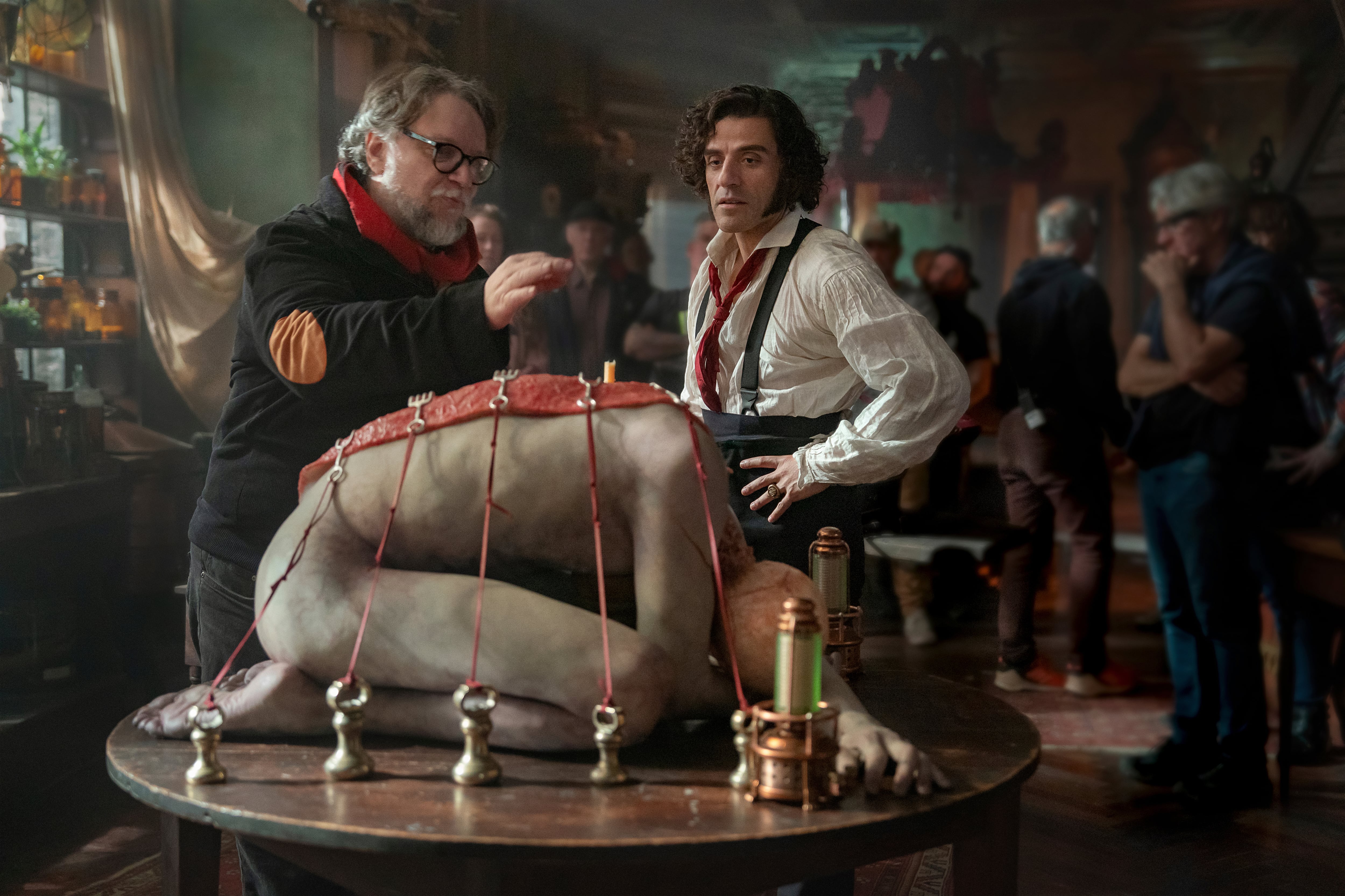 Guillermo del Toro y Oscar Isaac en el set de "Frankenstein"