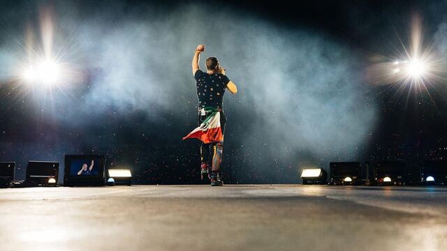 Chris Martin con la bandera de México