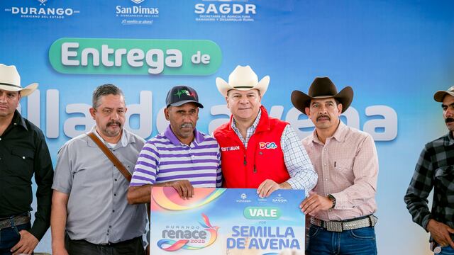 Esteban Villegas, gobernador de Durango, entrega 100 toneladas de avena a productores de San Dimas