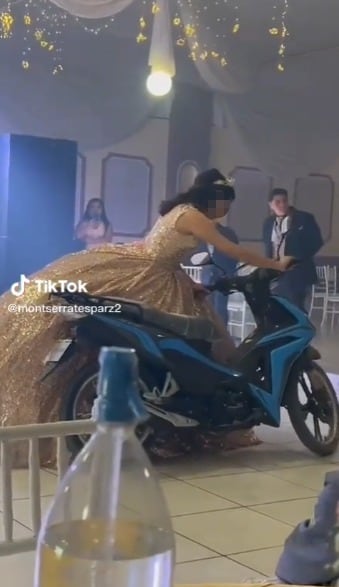 Quinceañera recibe moto de regalo y acaba en tragedia por no saber usarla