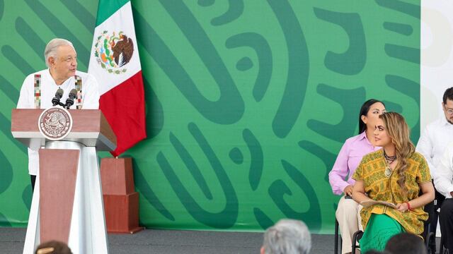 Evelyn Salgado junto a AMLO