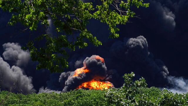 Miles de habitantes de zonas aledañas a la planta tuvieron que ser evacuadas por el fuego