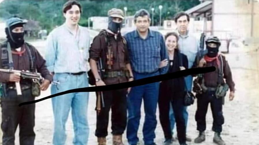Miembros del EZLN con AMLO