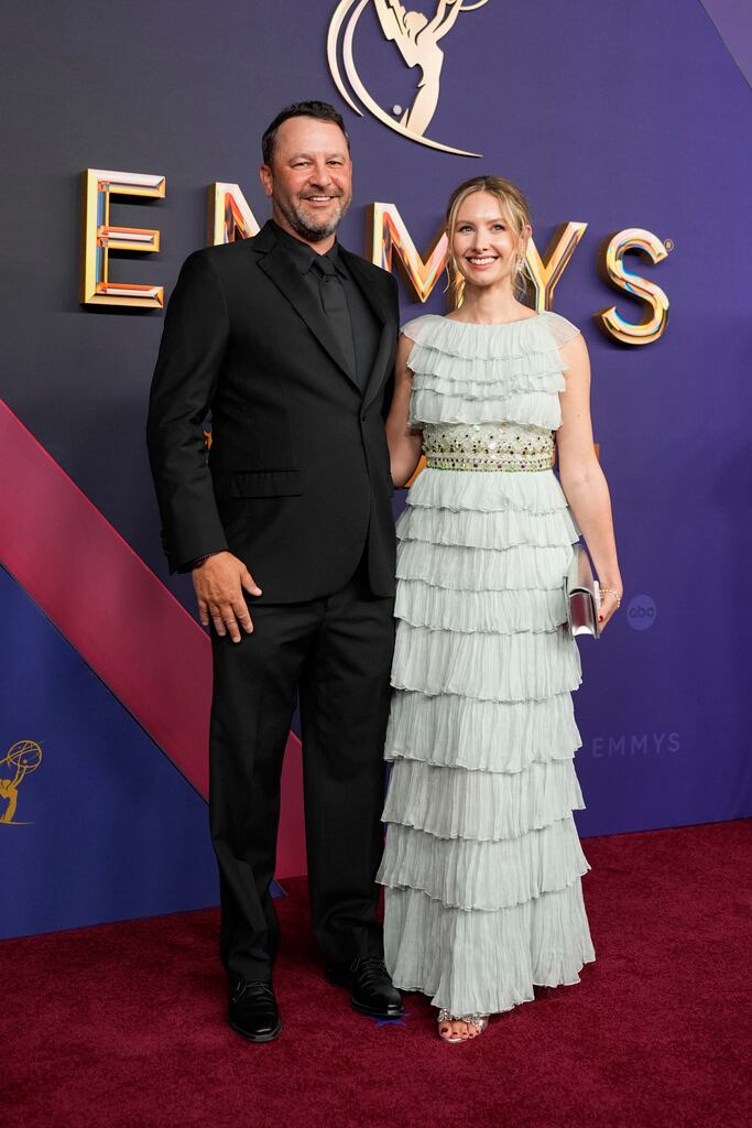 Dan Fogelman y Caitlin Thompson en los Premios Emmy 2024.