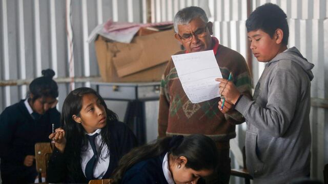 Maestro en salón de clases. Bajos salarios.